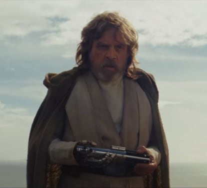 <p>El último tráiler de <em>Star Wars: The Last Jedi</em> (que llegará a los cines el próximo diciembre) nos recuerda varias veces un detalle de la vida de Luke Skywalker. Tanto que parecen querer decirnos que es relevante. Luke no tiene mano derecha. Su padre, que también había perdido buena parte del brazo derecho en otro combate en su juventud, se la corta en el duelo que mantienen en Bespin hacia el final de <em>El Imperio Contraataca</em>. A ambos se les reemplaza con prótesis biónicas que parecen funcionar exactamente igual que el apéndice original. Y ambos parecen aprender de sus errores en luchas posteriores. Las prótesis biónicas <a href="https://elpais.com/elpais/2015/02/24/ciencia/1424808808_156537.html">son ya una realidad</a> cada día más perfeccionada y permiten hacer <a href="https://elpais.com/elpais/2014/10/08/ciencia/1412784659_199144.html?rel=mas">una vida normal a sus dueños</a>. Por cierto, la <a href="https://www.youtube.com/watch?v=_PNU84bbass">mano protésica original</a> de Luke y la que <a href="http://meristation.as.com/noticias/star-wars-los-ultimos-jedi-aqui-esta-el-esperado-nuevo-trailer/2233473">vemos en el tráiler</a> no parecen ser la misma...</p>