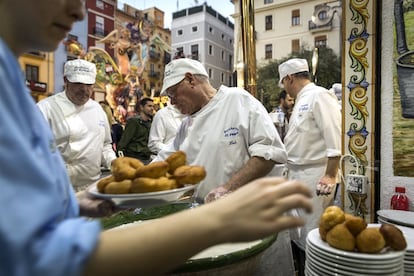 Como en muchas otras fiestas tradicionales, la gastronomía ocupa un papel muy importante en las Fallas. Típicos son los buñuelos, a poder ser de calabaza, y el chocolate son imprescindibles en estos días de fiesta.