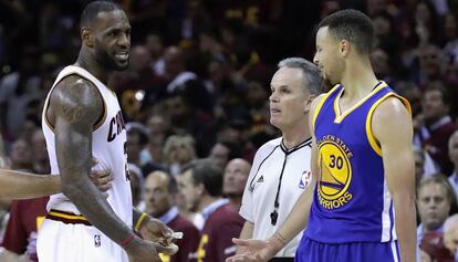 Uno de los rifirrafes entre LeBron y Curry.