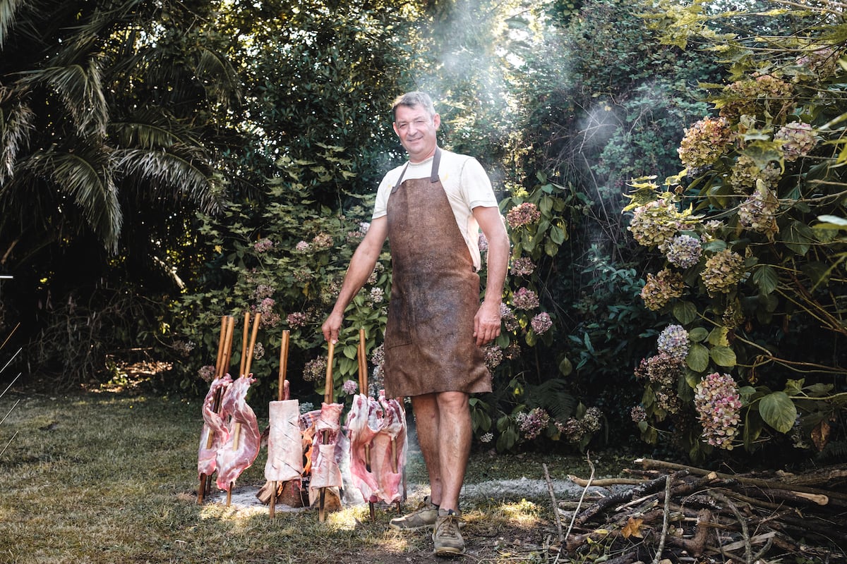 Rubén, el asador de corderos a la estaca que es como el Equipo A: si lo encuentra, quizás pueda contratarlo