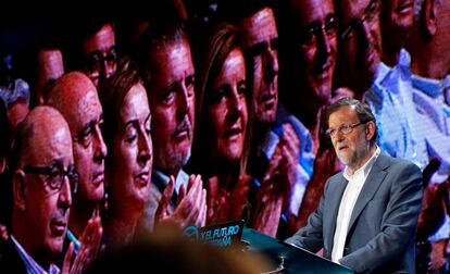 El presidente del Gobierno, Mariano Rajoy, ha advertido que en las próximas elecciones generales "está en juego" que "la tarea continúe" hacia la recuperación y "rinda más frutos" o que "se pierda todo lo conquistado".