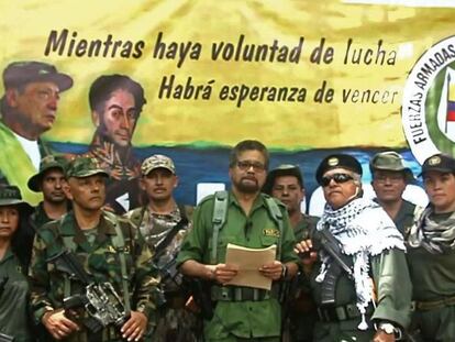 Iván Márquez (centro) lee un manifiesto acompañado de Jesús Santrich.