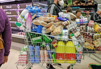 Una compra en un supermercado de Madrid durante el estado de alarma.