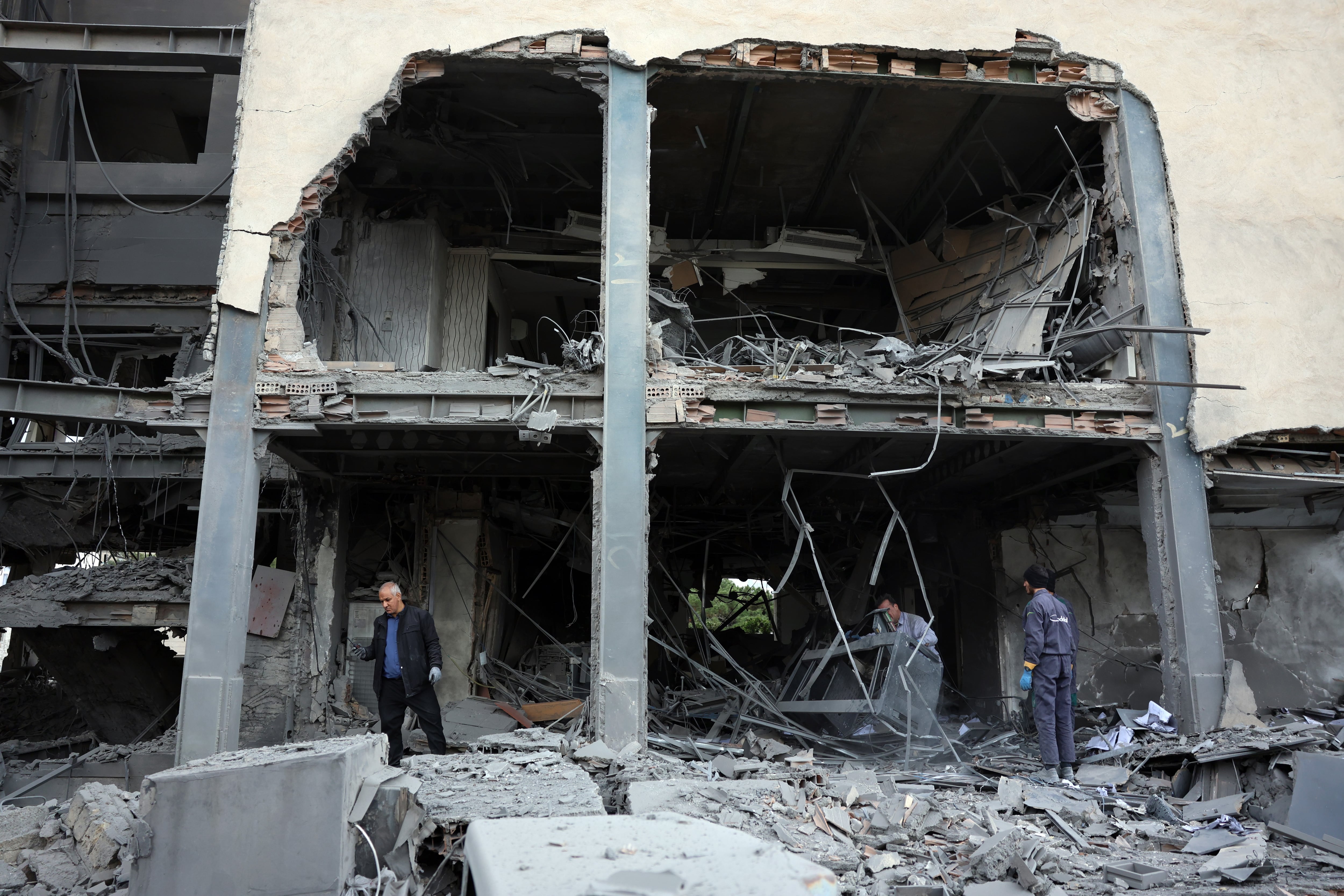 Irán acusa a Estados Unidos de planificar una invasión mientras habla de negociaciones