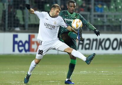 Carvalho pelea el balón con Kenia. 