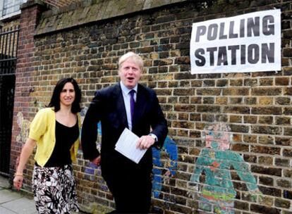 Boris Johnson acude a votar en Londres junto a su esposa.