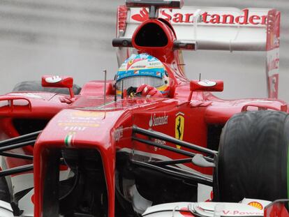 Un monoplaza de Ferrari con el logo de banco Santander..