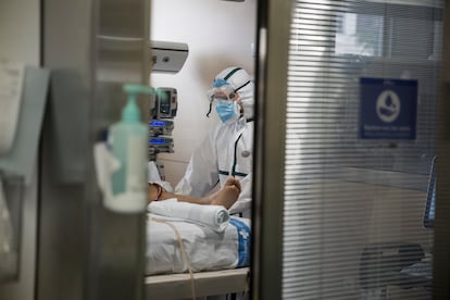 Un sanitario trabaja en la UCI del Hospital Vall d´Hebron, este martes.