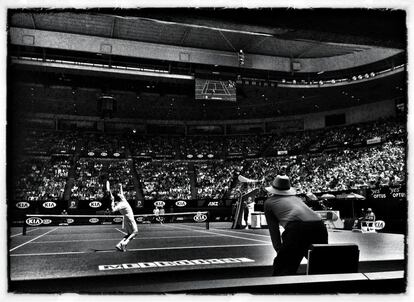 El checo Radek Stepanek sirve ante el serbio Novak Djokovic,