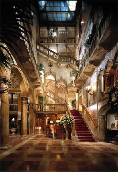 Escalera en uno de los espacios comunes del hotel Danieli de Venecia (Italia).