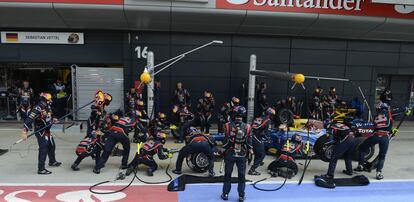 Vettel, en boxes, durante un momento de la carrera.