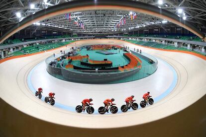 El equipo femenino chino de ciclismo en pista rueda por una de las curvas peraltadas del Velódromo Olímpico de Río de Janeiro (Brasil).