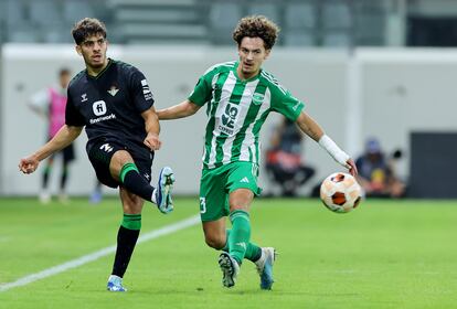 Abde, que hizo la jugada del gol del Betis, pasa el balón ante el acoso de Struski