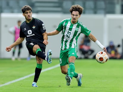 Abde, que hizo la jugada del gol del Betis, pasa el balón ante el acoso de Struski.