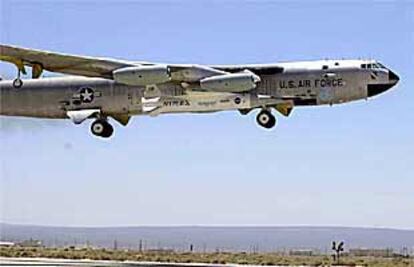 El bombardero estadounidense B-52 con el cohete propulsor instalado en la parte inferior central.