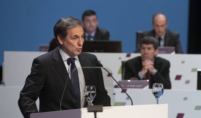 Txomin García, presidente de Laboral Kutxa, durante su intervención en la asamblea general celebrada esta mañana en San Sebastián.