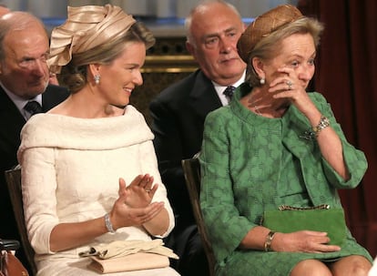 La reina Paola se emociona durante la ceremonia de abdicación del rey Alberto II de Bélgica. Junto a ella la reina Matilde.