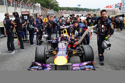 Mark Webber con los miembros de Red Bull.