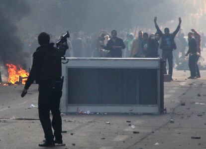 Forças de segurança egípcias enfrentam os partidários da Irmandade Muçulmana no terceiro aniversário da revolução, no centro do Cairo.