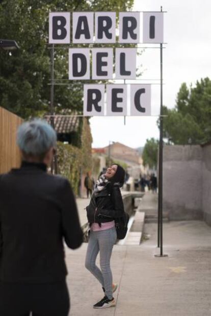 Una dona es fa una foto al Rec d'Igualada.