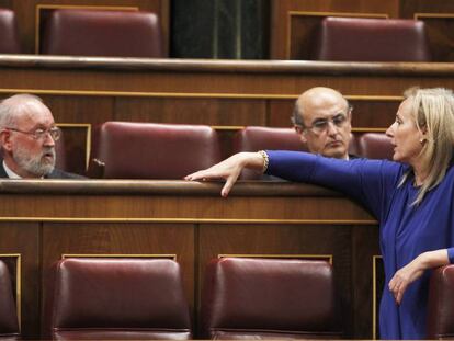 Eugenio Azpiroz y Lourdes M&eacute;ndez Monasterio charlan en presencia de Celso Delgado (d), en el Congreso de los Diputados. 