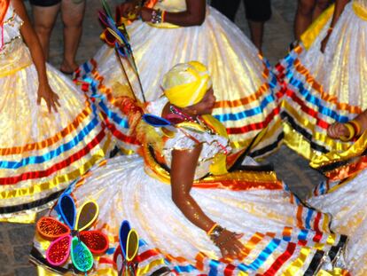 A maioria das mulheres que integram a ala das baianas da Esurd nunca foi à Bahia ou à África, os mais antigos berços da tradição, mas todas se preocupam em rodopiar, uma referência de adoração a Olorum, o senhor dos espaços durante o desfile no sertão do Ceará. As baianas, geralmente mães e avós dos agricultores sambistas, trazem amor e conhecimento embevecidos no turbante.