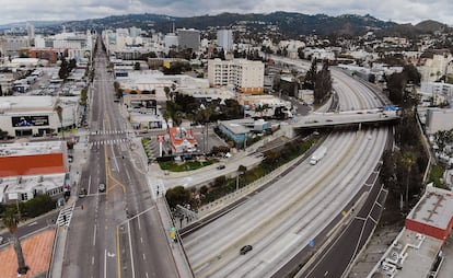Hollywood Boulevard y la autopista 101 en Los Ángeles, vacíos este sábado.