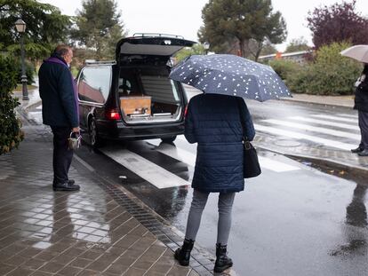 Un vehículo funerario en el Cementerio Sur de Madrid, este martes.