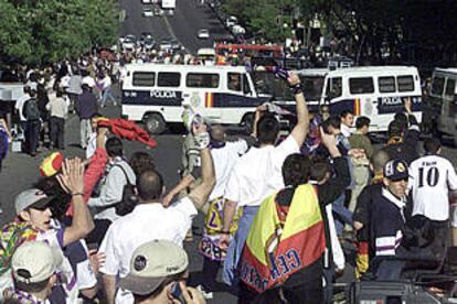 De arriba a abajo, seguidores del Madrid, con los furgones de la policía al fondo, tras la explosión del coche bomba. El príncipe Felipe, junto a Florentino Pérez y Alberto Ruiz-Gallardón, en el palco. Una fogata en el sector azulgrana de las gradas. <b></b><i>Ultras Sur,</i> en el Bernabéu.