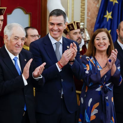 FOTODELDÍA  MADRID, 06/12/2024.- El presidente del Gobierno, Pedro Sánchez (c), el presidente del Constitucional Cándido Conde-Pumpido (2i), el presidente del Senado Pedro Rollán (d) y la presidenta del Congreso, Francina Armengol (2d), durante un acto en el Congreso de los Diputados con motivo de la celebración del Día de la Constitución, este viernes en Madrid. EFE/ Chema Moya
