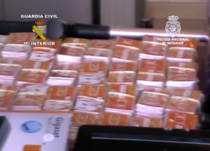 En el registro los agentes recuperaron 972 tarjetas de telefonía móvil.