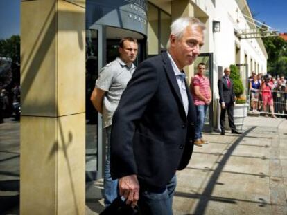 Bert van Marwijk abandona el hotel, después de que Holanda fuese eliminada de la Eurocopa.