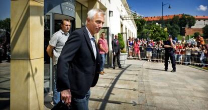 Bert van Marwijk abandona el hotel, después de que Holanda fuese eliminada de la Eurocopa.