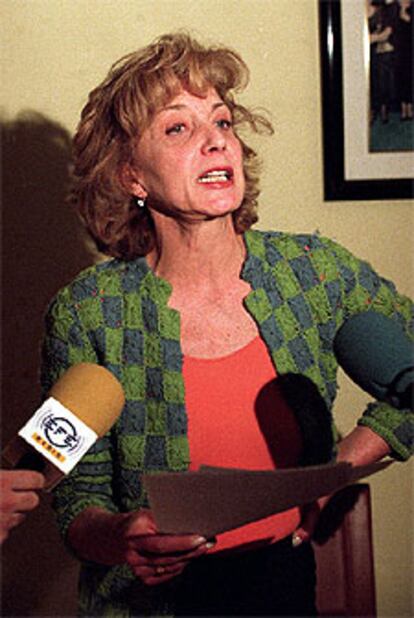 Marisa Paredes, durante la lectura de la declaración de la Academia.