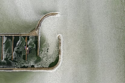 Vista aérea del muelle de yates del lago Balaton helado, en Budapest (Hungría).