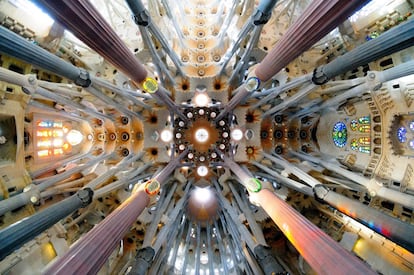 Interior de la Sagrada Familia en Barcelona.
