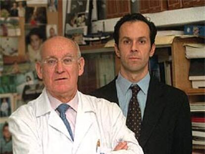Héctor Escobar y Luis Maiz, de la unidad de fibrosis quística en el hospital Ramón y Cajal.