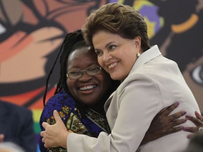 La Presidenta de Brasil, Dilma Rousseff, a la derecha, abraza a Creuza Maria Oliveira, Presidenta de la Federação Nacional das Trabalhadoras Domésticas en 2011. / AP