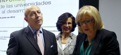 José Ignacio Wert junto a Ana Patricia Botín y la presidenta de la Conferencia de Rectores, Adelaida de la Calle.