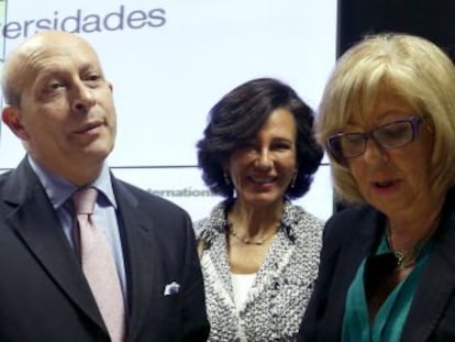 Jos&eacute; Ignacio Wert junto a Ana Patricia Bot&iacute;n y la presidenta de la Conferencia de Rectores, Adelaida de la Calle.