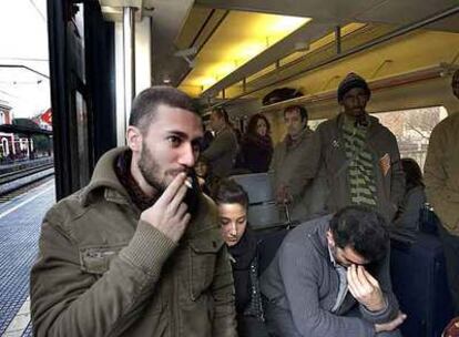 Un grupo de pasajeros en un tren en la estación de Montcada.