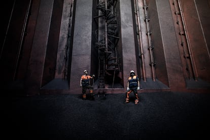 Estibadores en el interior de la bodega de un barco en el puerto de Gijn (septiembre de 2020).