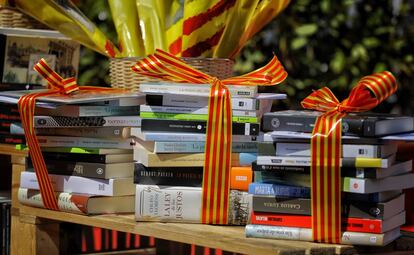 Una parada de llibres de Sant Jordi 2016.