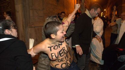 Las activistas llevaban escritos mensajes contra Rouco Varela en sus cuerpos.