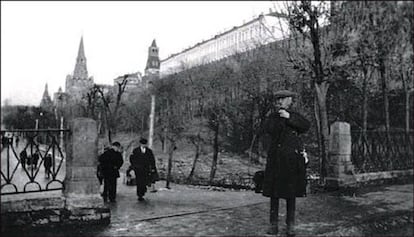 L’Avi Macià amb el Kremlin al fons, durant la seva estada a Moscou.