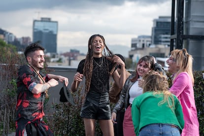 Un grupo de jóvenes se reúne en una terraza.