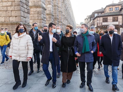 De izquierda a derecha, Concha Andreu, Luis Tudanca, María Chivite, Emiliano García-Page, Javier Lambán y Adrián Barbón, junto al acueducto de Segovia.