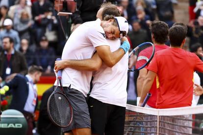 Jan L. Struff y Tim Puetz celebran su victoria tras ganar al equipo español, el 7 de abril de 2018.