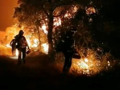 Los bomberos trabajan de noche en el incendio de Artesa de Segre.