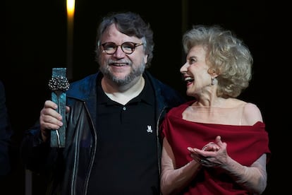 El director mexicano Guillermo del Toro, junto a Marisa Paredes, tras recibir el premio Malaga-SUR durante la segunda gala del XXI Festival de Cine en Español de Málaga en 2018. 